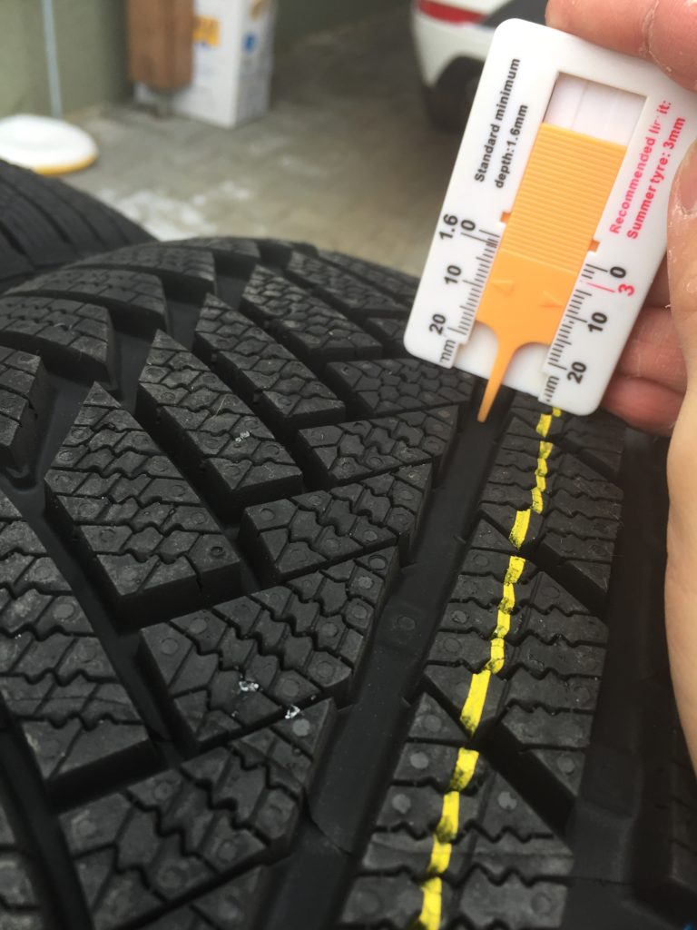 Die Profiltiefe messen - So viel Profiltiefe sollte Ihr Reifen noch haben!